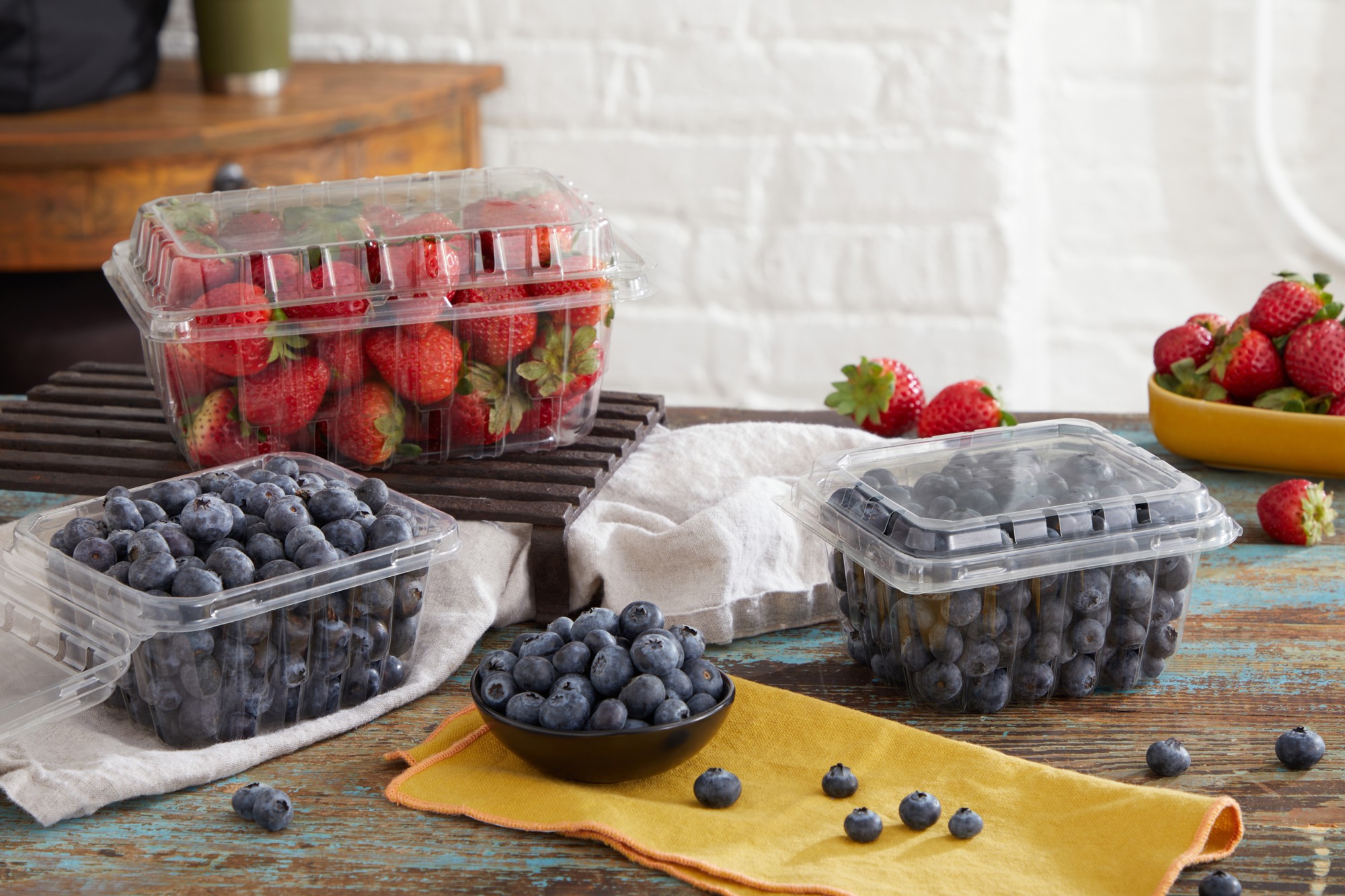 1 Lb. Strawberry PET Clamshell Pactiv Evergreen