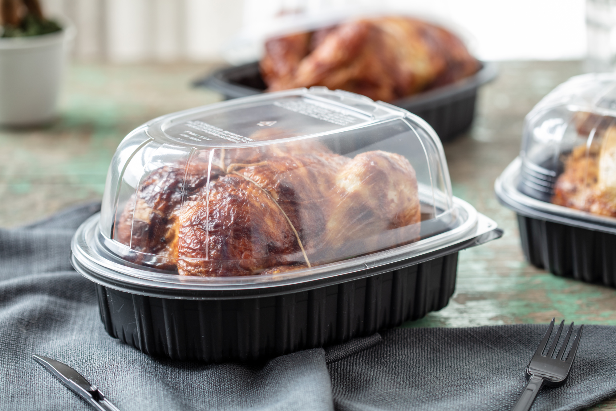 10.75 x 8.5x 4.25” Extra Large Roaster Hot/Cold Display, Takeout  Container with Label Panel, Black Base with Clear Dome, 95 ct.